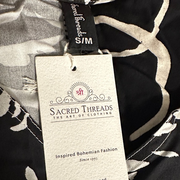 S/M.    NWT.  Sacred Threads Black and White Abstract Tunic. BL/GR - Picture 3 of 4